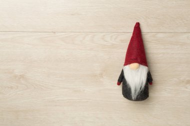 Ahşap arka planda küçük bir Noel cücesi..