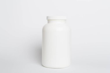 Renk arkaplanındaki vitaminler için plastik şişe