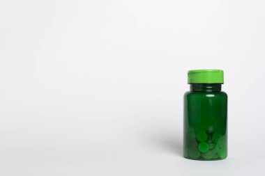 Renk arkaplanındaki vitaminler için plastik şişe