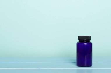 Tahta masadaki vitaminler için plastik şişe.