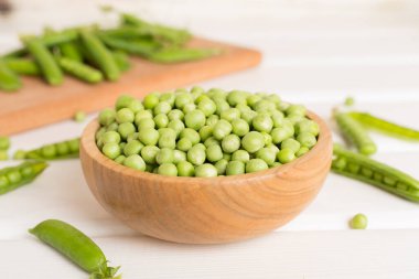 Tahta masadaki taze bezelyeli kompozisyon.