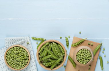 Ahşap zemin üzerinde taze bezelye ile kompozisyon, üst görünüm