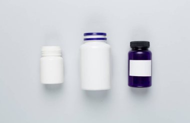 Renkli arka planda vitaminleri olan plastik şişeler, üst görünüm