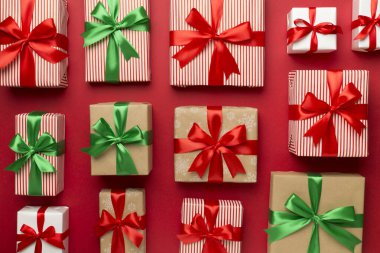 Hediye kutuları üzerinde renk arka plan, üstten görünüm.
