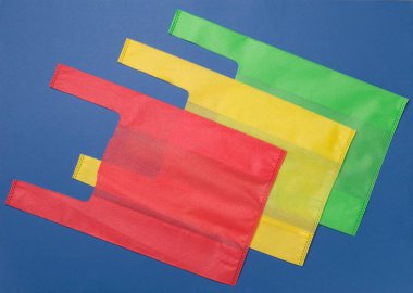 Renk arkaplan üzerinde biyolojik çözünebilir torbalar, üst görünüm