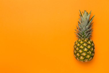 Renk arkaplan üzerinde taze ananas, üst görünüm