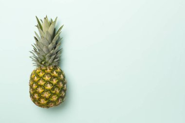 Renk arkaplan üzerinde taze ananas, üst görünüm