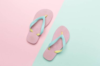 Renk arkaplanı ve üst görünümde parlak parmak arası terlikler