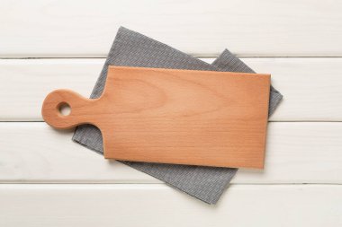 Tahta kesme tahtası ahşap arka planda, üst manzara.