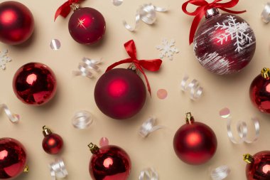 Noel oyuncakları ve konfeti renk arkaplanı, üst görünüm.