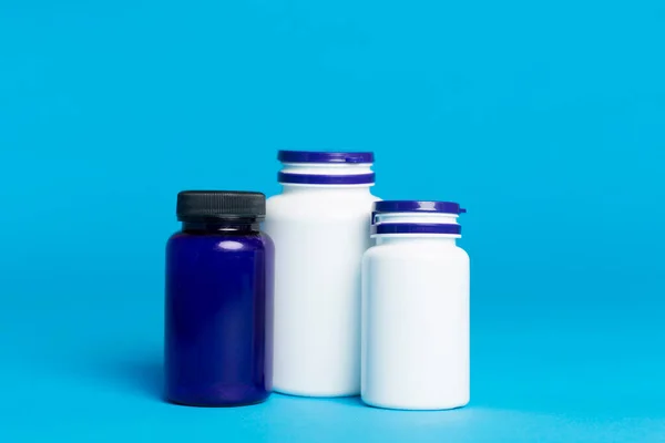 Bottiglie Plastica Vitamine Sfondo Colore — Foto Stock