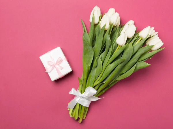 彩色背景的白色郁金香花束和礼品盒 顶视图 — 图库照片