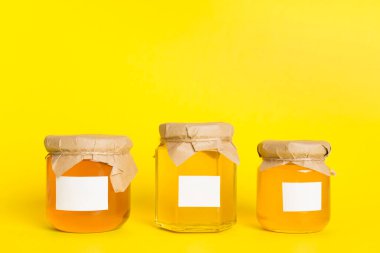 Arka planda bal olan kavanozlar. Tasarımı düzenle