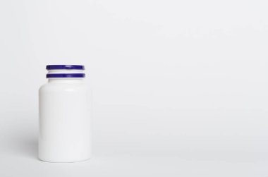 Renk arkaplanındaki vitaminler için plastik şişe