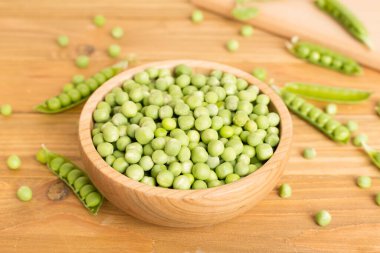 Tahta masadaki taze bezelyeli kompozisyon.