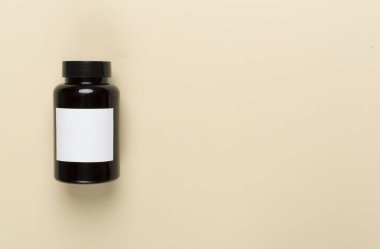 Renkli arka planda vitaminler olan plastik şişe, üst görünüm