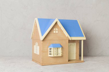 Beton masadaki ev modeli