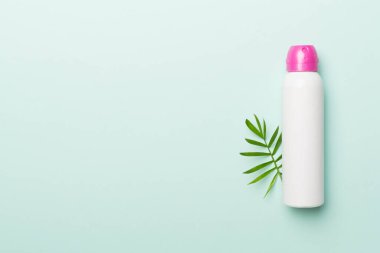 Renk arkaplanındaki doğal deodorantlar, üst görünüm