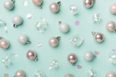 Renk arkaplanı ve üst görünümde Noel topları.