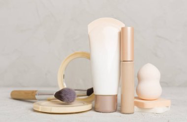 Masadaki cilt rengi için makyaj ürünleri içeren kompozisyon