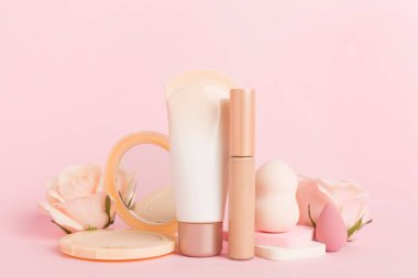 Masadaki cilt rengi için makyaj ürünleri içeren kompozisyon