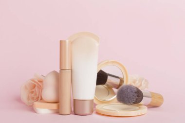 Masadaki cilt rengi için makyaj ürünleri içeren kompozisyon