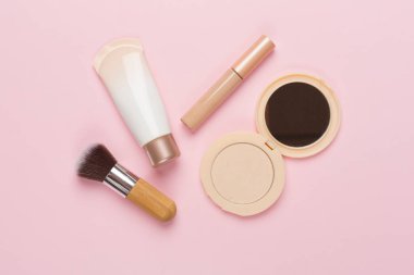 Renk arkaplan ve üst görünümde cilt rengi için makyaj ürünleri bileşimi