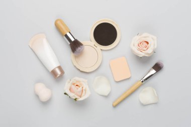 Renk arkaplan ve üst görünümde cilt rengi için makyaj ürünleri bileşimi
