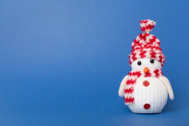 Renkli arka planda küçük bir Noel Kardan Adam.