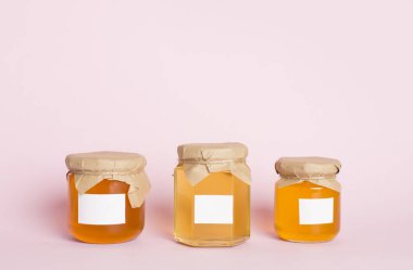 Arka planda bal olan kavanozlar. Tasarımı düzenle