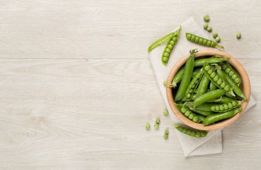 Ahşap zemin üzerinde taze bezelye ile kompozisyon, üst görünüm