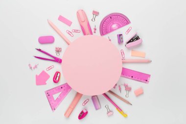 Metin ve üst görünüm için alanı olan çeşitli okul kırtasiyeleri. Okul konseptine dönelim..