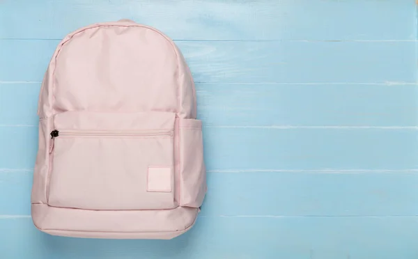 Ροζ Σχολική Τσάντα Πλάτης Ξύλινο Φόντο Top View — Φωτογραφία Αρχείου