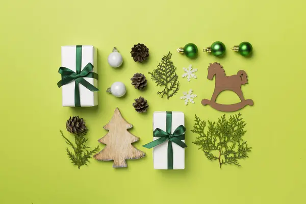 Platt Låg Med Jul Presentförpackning Leksaker Enbär Och Koner Färg — Stockfoto