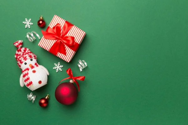 Χριστουγεννιάτικα Παιχνίδια Και Διακόσμηση Φόντο Χρωμάτων Top View — Φωτογραφία Αρχείου