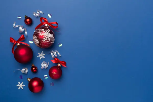 Χριστουγεννιάτικα Παιχνίδια Μπάλα Και Κομφετί Στο Φόντο Χρώμα Top View — Φωτογραφία Αρχείου