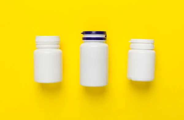 Bottiglie Plastica Con Vitamine Sfondo Colori Vista Dall Alto — Foto Stock