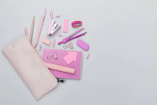 Pinkfarbenes Mäppchen Mit Schulpapier Auf Farbigem Hintergrund Draufsicht — Stockfoto
