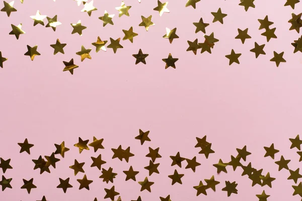Goldene Konfetti Sterne Auf Farbigem Hintergrund Draufsicht — Stockfoto