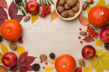 Şenlikli sonbahar dairesi, balkabakları, böğürtlenler ve yapraklarla kaplıydı..