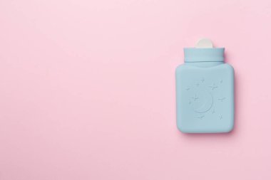 Renkli arka planda küçük silikon su ısıtıcı çantası.