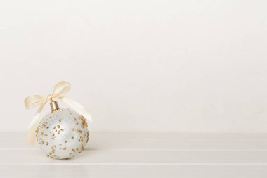 Işık masasında Noel balosu oyuncağı.