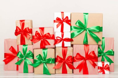 Işık masasında bir sürü Noel hediyesi kutusu var..
