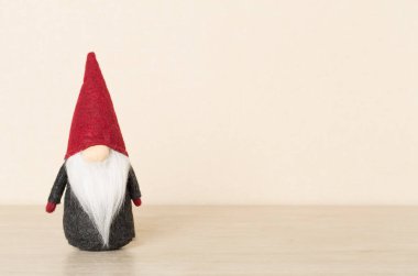 Tahta masada küçük bir Noel cücesi.