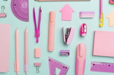 Renkli arka plan üzerinde pembe okul kırtasiyesi olan desen, üst görünüm