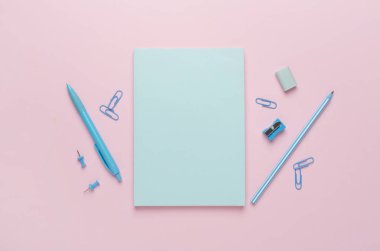 Düz yatıyordu mavi okul kırtasiyesiyle Renkli arka plan, üst görünüm