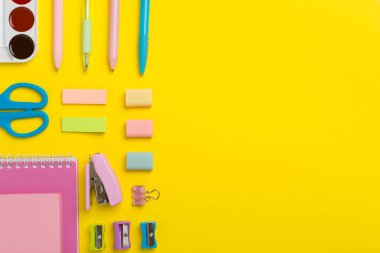 Renkli arka plan, üst görünüm üzerine renkli okul kırtasiyesi ile düz yatıyordu