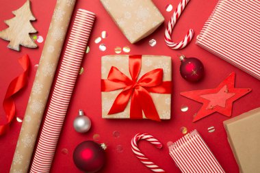 Hediye kutuları, kağıt köşeleri ve renk arkaplanı üzerindeki dekorasyonlar, üst görünüm.