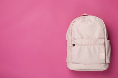 Renkli arka planda pembe okul çantası, üst görünüm