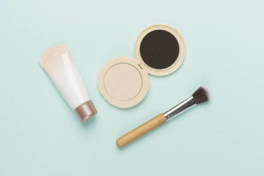 Renk arkaplan ve üst görünümde cilt rengi için makyaj ürünleri bileşimi